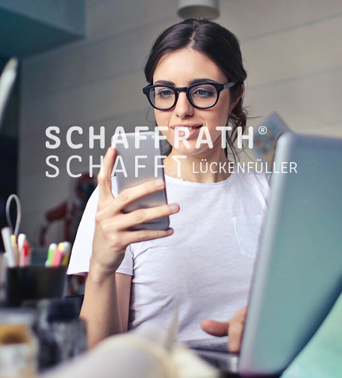 Platzhalterbild - Junge Frau mit einem Handy in der Hand