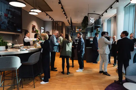 Transformation eines nüchternen B2B Ausstellungsraums für professionelle Kaffeemaschinen zu einem Showroom mit Community- und Experience-Gedanken